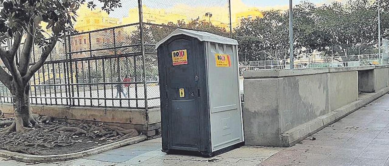 Uno de los váteres covid-19 instalado en la plaza dels Patins.