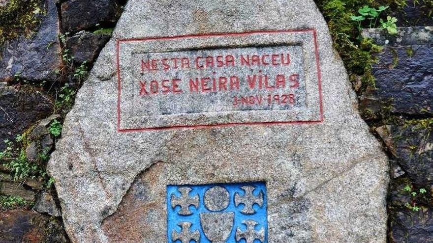 A pedra luce o escudo de Galicia e a data de nacemento do escritor.