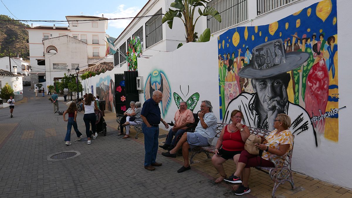 Vecinos y visitantes conviven entre arte urbano y tradición