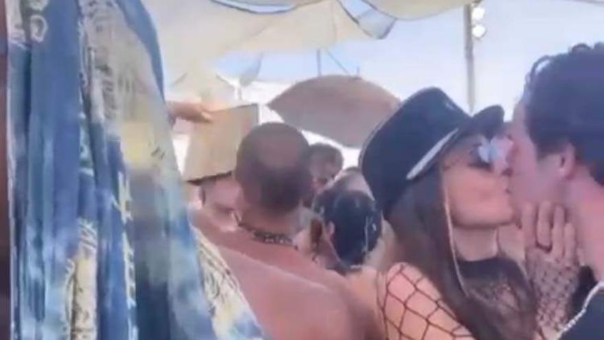 Un fotograma del vídeo en el que aparece Íñigo Onieva besándose con otra mujer en un festival