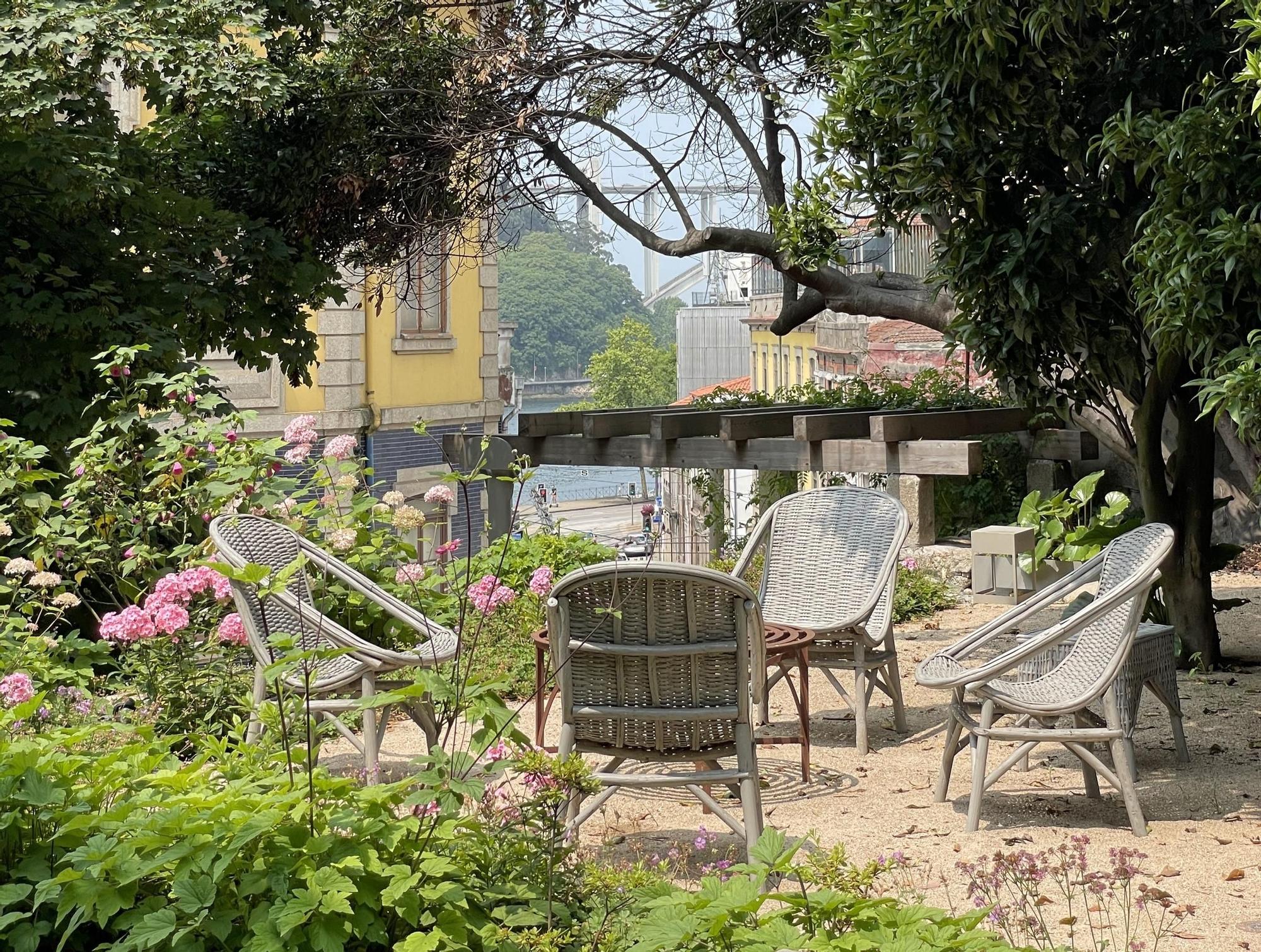 El jardín y la zona de estar exterior ofrecen vistas al Douro