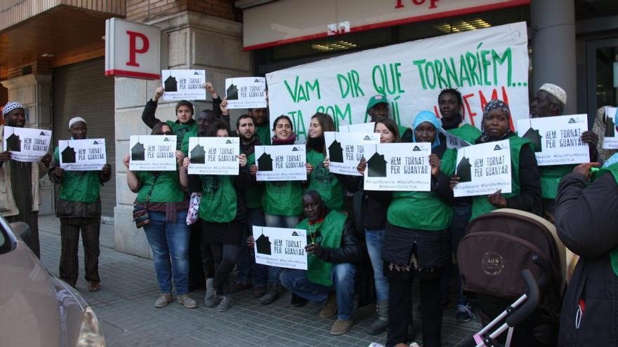 Protesta de la PAH de Banyoles en un banc per una dació en pagament