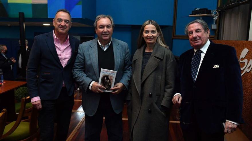 José Manuel Otero Lastres presenta la reedición de su primera novela, ‘La niña de gris’, en el Casino