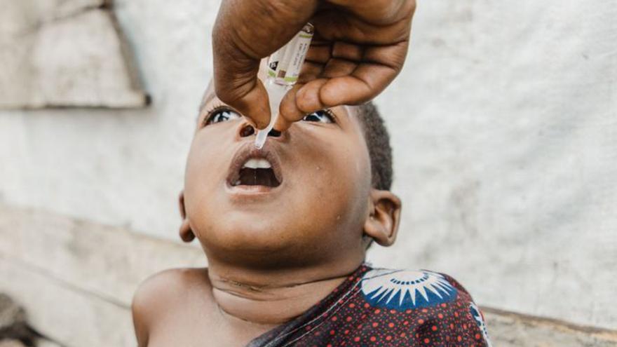 Un niño recibe una dosis de alimento.   | // UNICEF