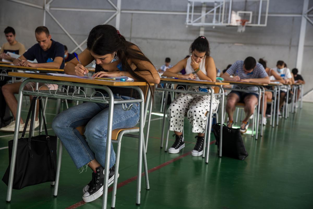 Alumnos de instituto en un examen, en imagen de archivo