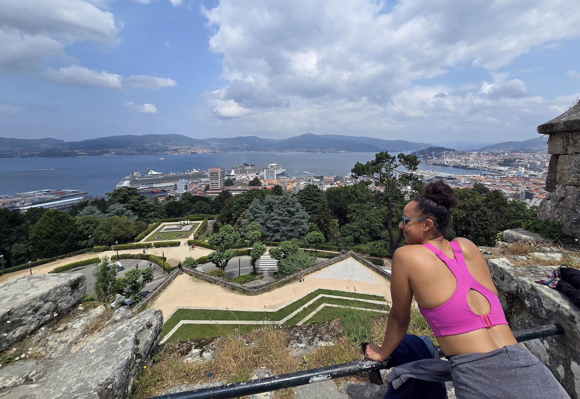 Marea de cruceristas en Vigo con la doble escala del «Independence of the Seas» y «MSC Virtuosa»
