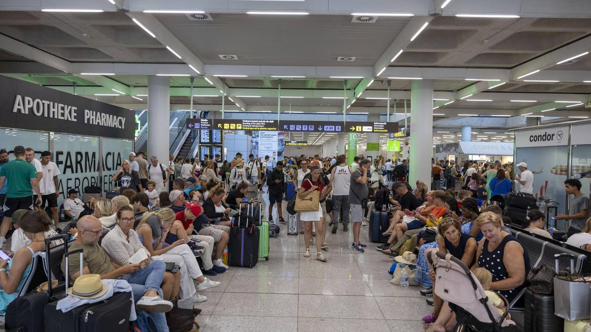Govern y Aena siguen la evolución de la crisis desatada en el aeropuerto de Palma que ha dejado miles de pasajeros afectados.