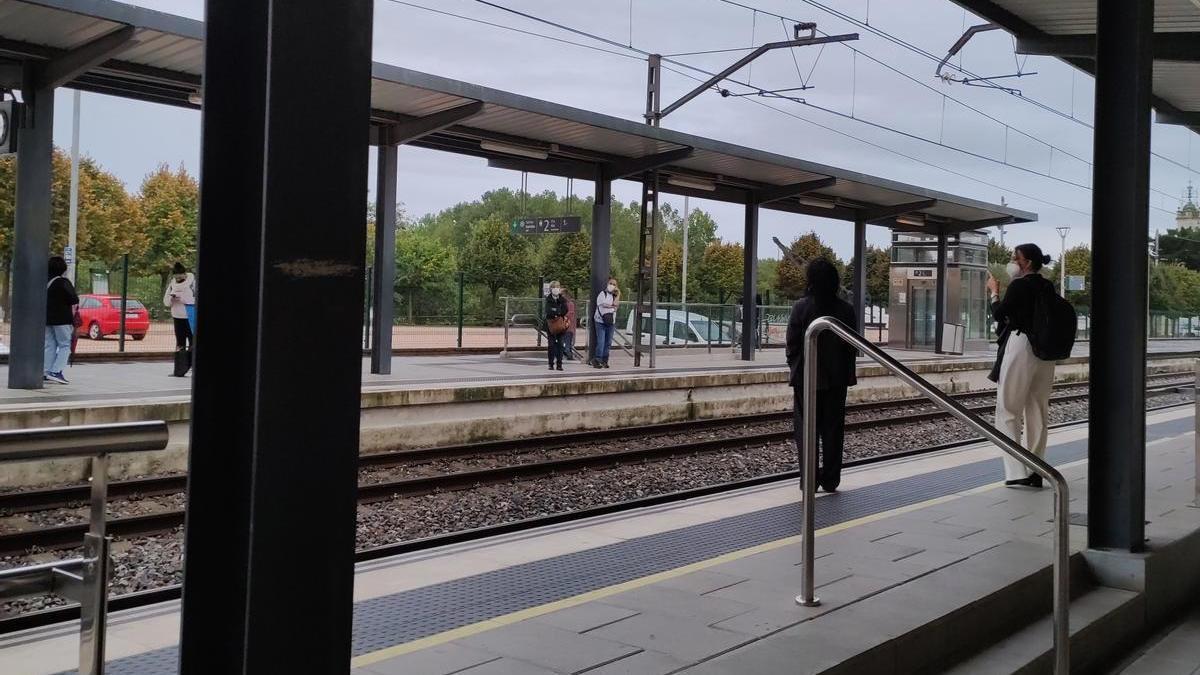 Usuaris de Renfe esperant l&#039;arribada d&#039;algun tren durant la jornada de vaga
