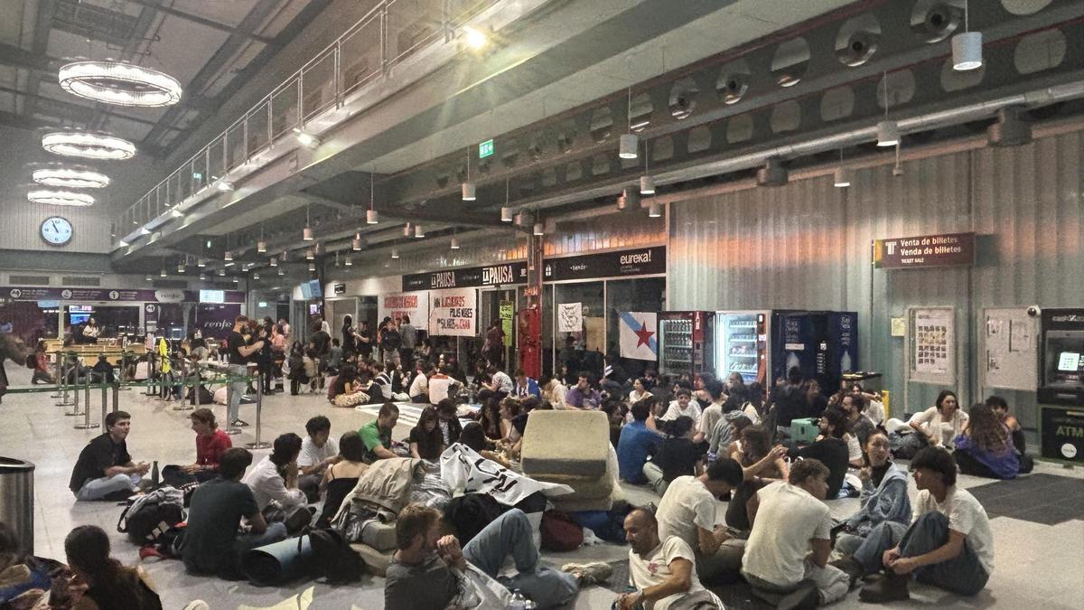 Decenas de personas toman la Estación Intermodal de Santiago para protestar por el derecho a la vivienda