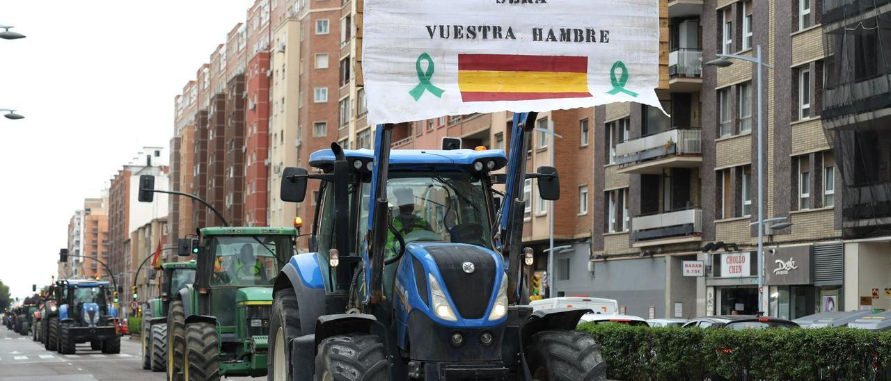 En imágenes | Los tractores vuelven a tomar las calles de Zaragoza