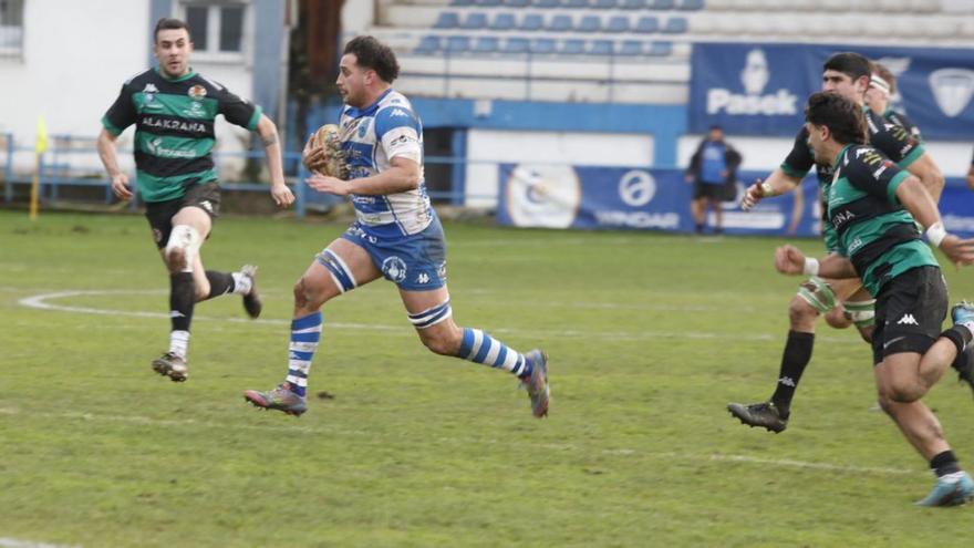 Una jugada del partido entre el Belenos y el Gernika, ayer en el Muro de Zaro. | MARA VILLAMUZA