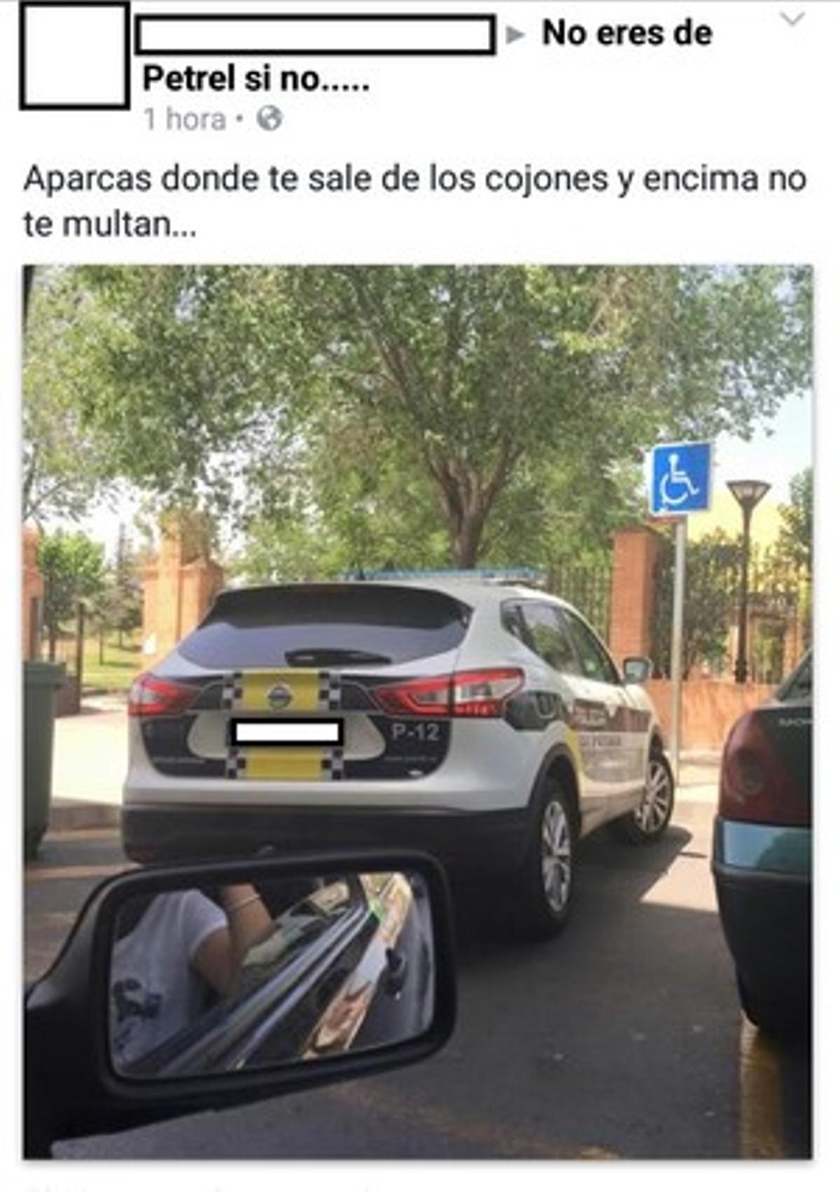 Multa de 800 euros por publicar una foto de un coche de policía aparcado en una plaza para discapacitados