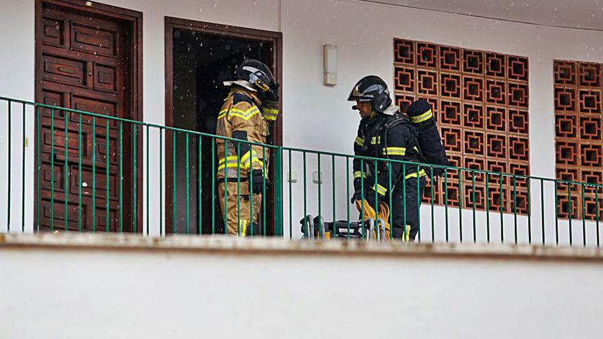 La causa del fuego de una cocina de un piso de Vila fue un cortocircuito | TONI ESCOBAR