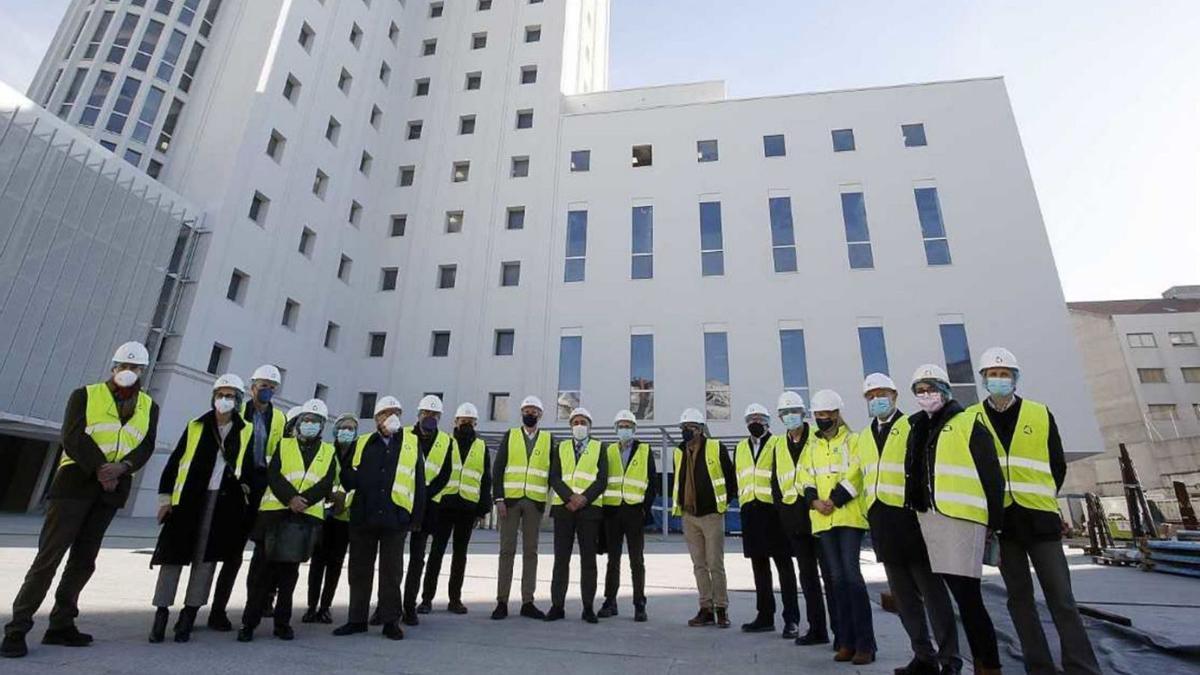 Sanitarios, junto a Rueda y Comesaña, en la visita emblemático edificio que albergó el Xeral.   | // FDV