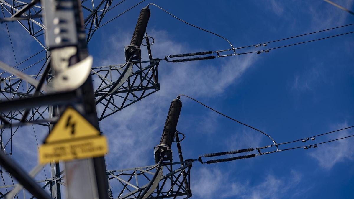 Una torre eléctrica de alta tensión