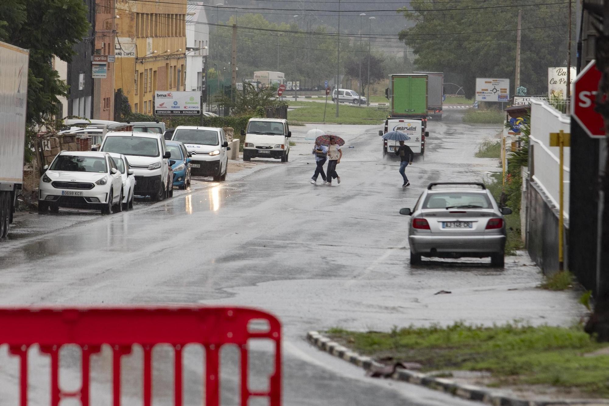 Galería: La lluvia descarga con fuerza en Xàtiva