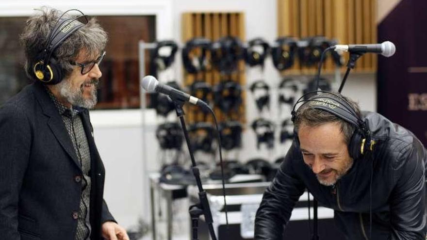 Los músicos Iván Ferreiro y Santi Balmes, en Estudios Mans.