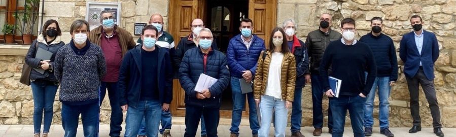 Foto de familia de los alcaldes, con el diputado Ignasi Garcia, en la reunión que tuvo lugar en abril en Atzeneta.