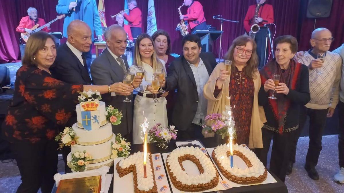 Presidentes de Centros Asturianos de Argentina, con Olaya Romano en el centro, brindan en la fiesta del Centro Asturiano de Cangas del Narcea en Buenos Aires