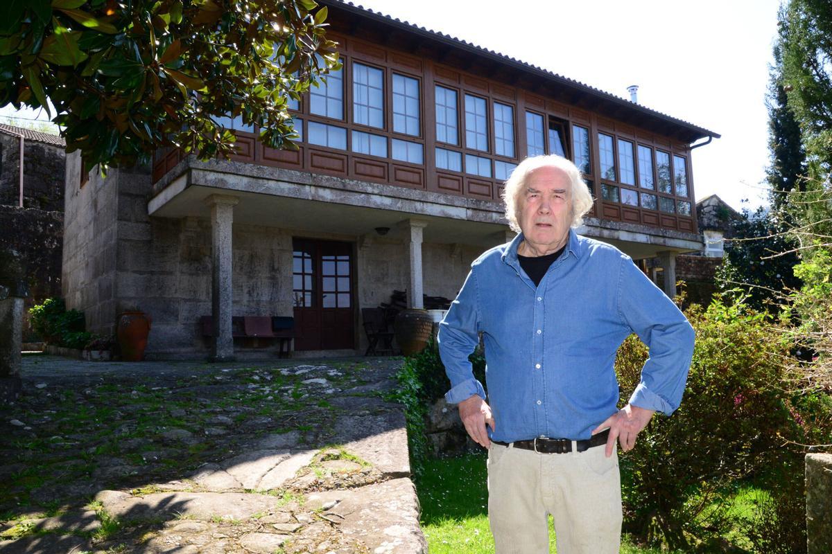 El pintor José María Barreiro en su casa-estudio de Bueu