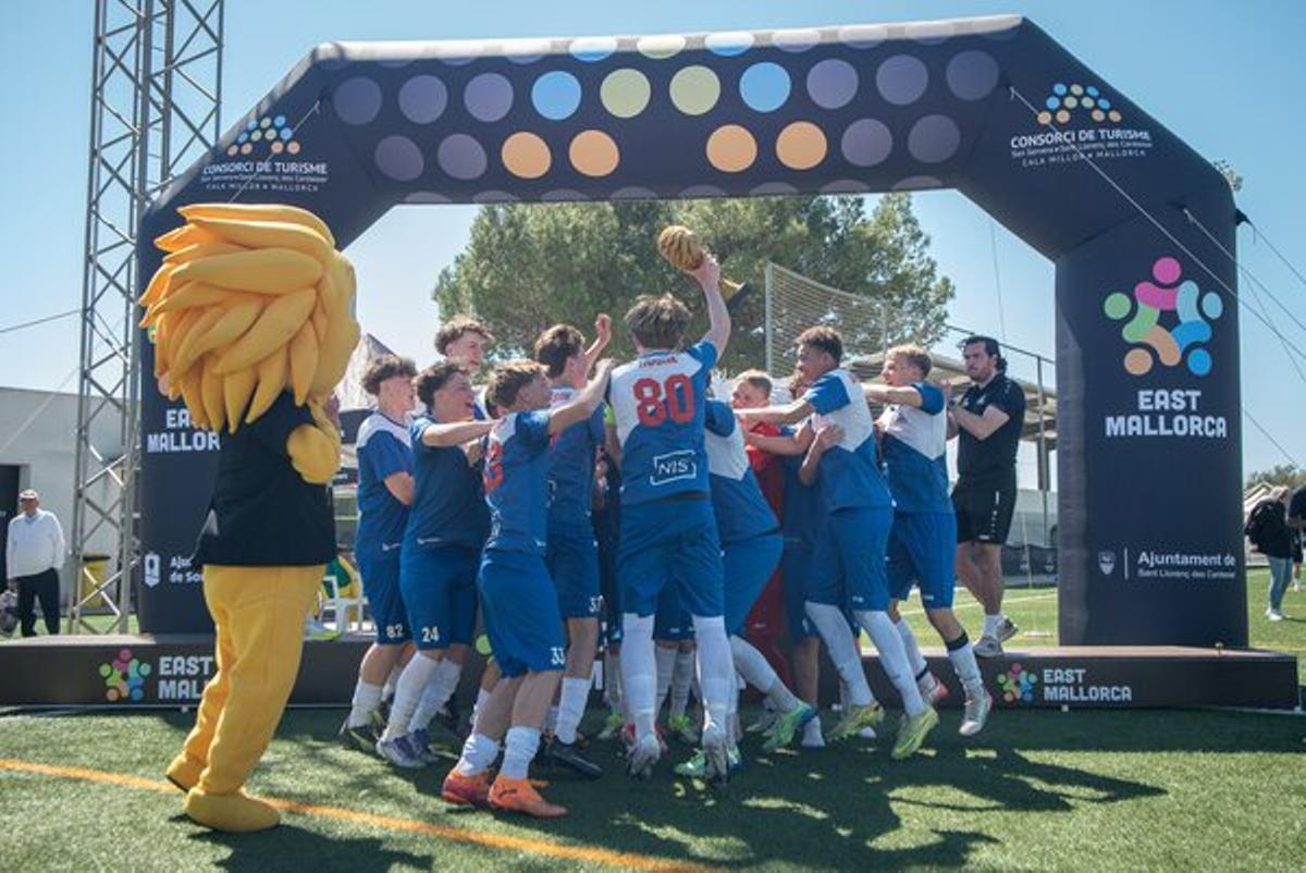 El Helsinki cadete alza la East Mallorca Cup al cielo,