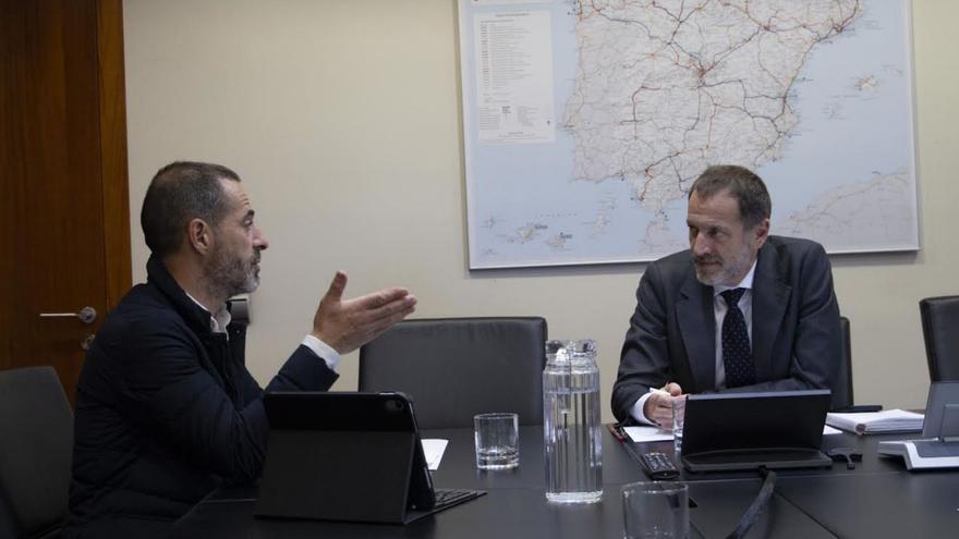 Por la izquierda, Ángel García y Ángel Contreras, durante la reunión celebrada ayer en Madrid.
