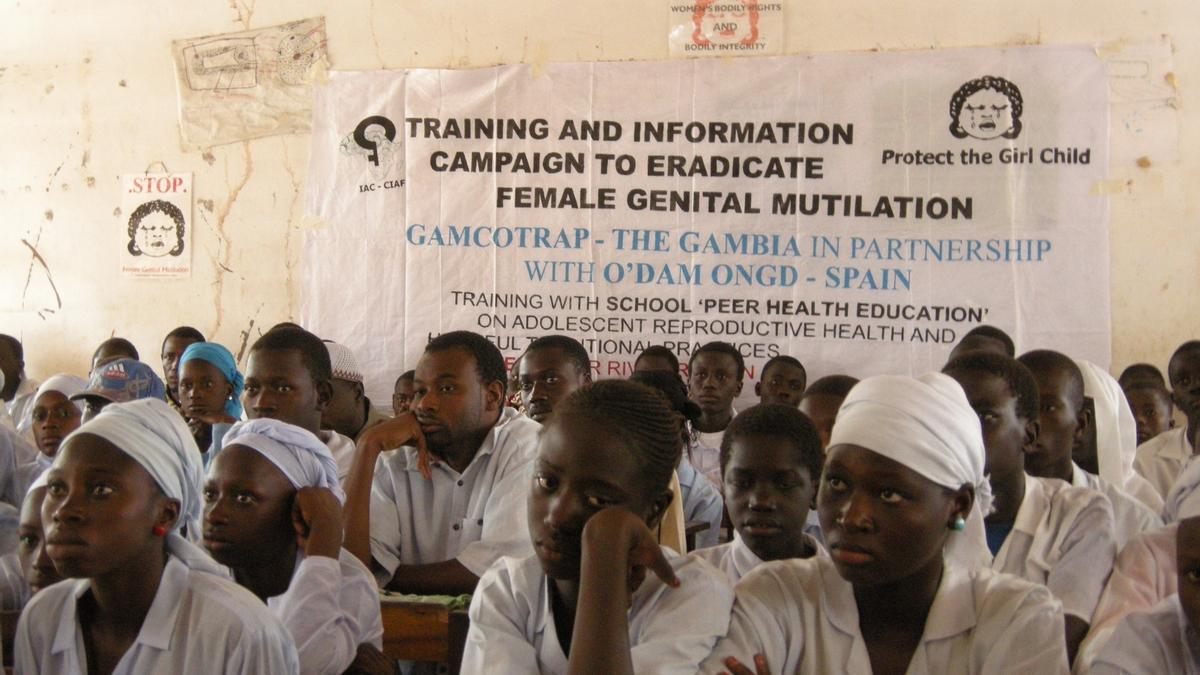 Dos agentes de los Mossos d'Esquadra se desplazan a Gambia para explicar el protocolo de prevención de la mutilación genital femenina