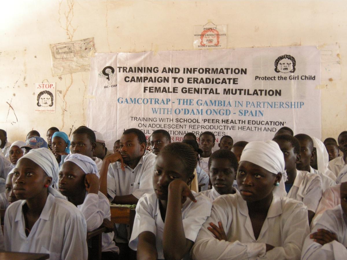 Dos agentes de los Mossos d'Esquadra se desplazan a Gambia para explicar el protocolo de prevención de la mutilación genital femenina