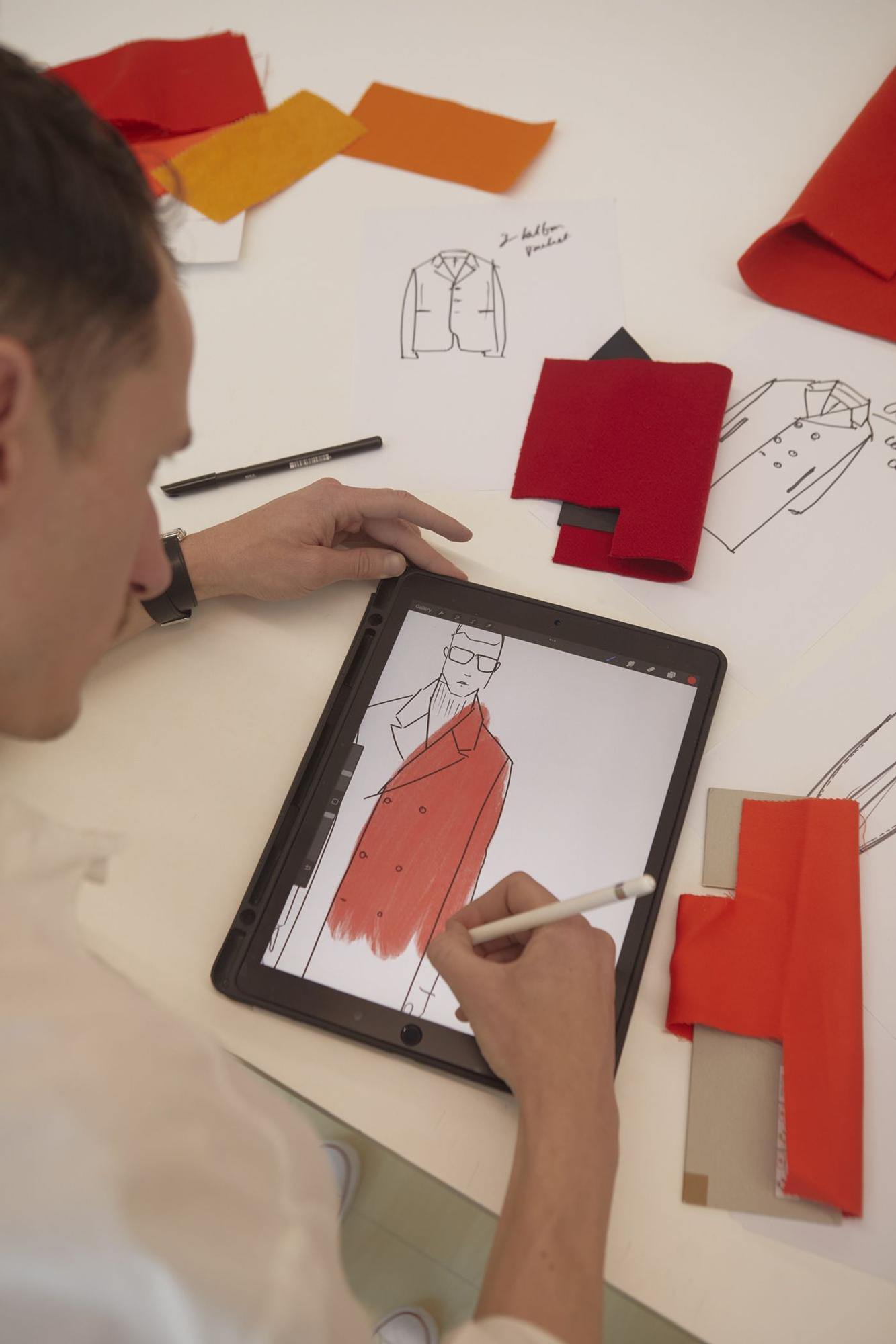 Un diseñador con un modelo de chaqueta en las oficinas de Inditex.