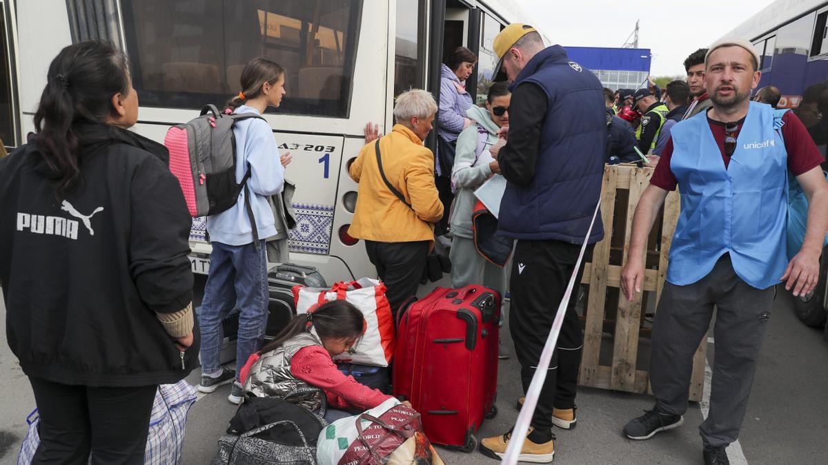 Los primeros evacuados de Mariúpol llegan a Zaporiyia.