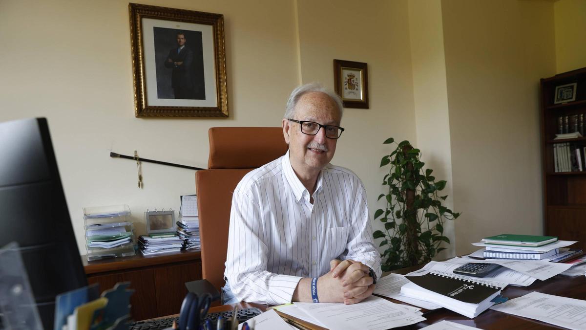 Lozano, en su despacho, en el Ayuntamiento de Soto del Barco.