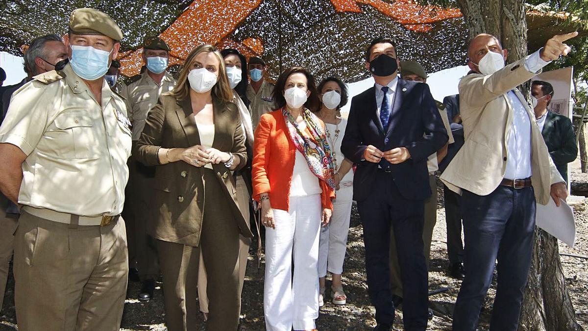 La ministra de Defensa, Margarita Robles, durante su visita a La Rinconada.