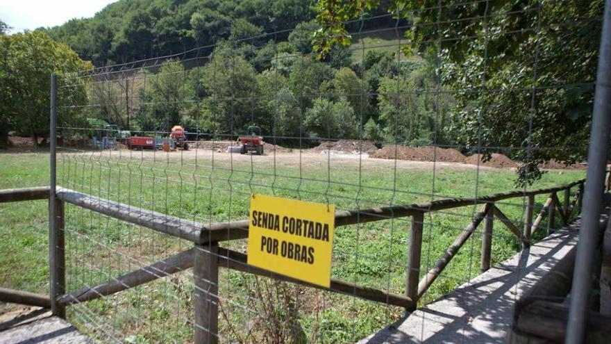 Un tramo del paseo fluvial de Laviana, cortado a causa de las obras