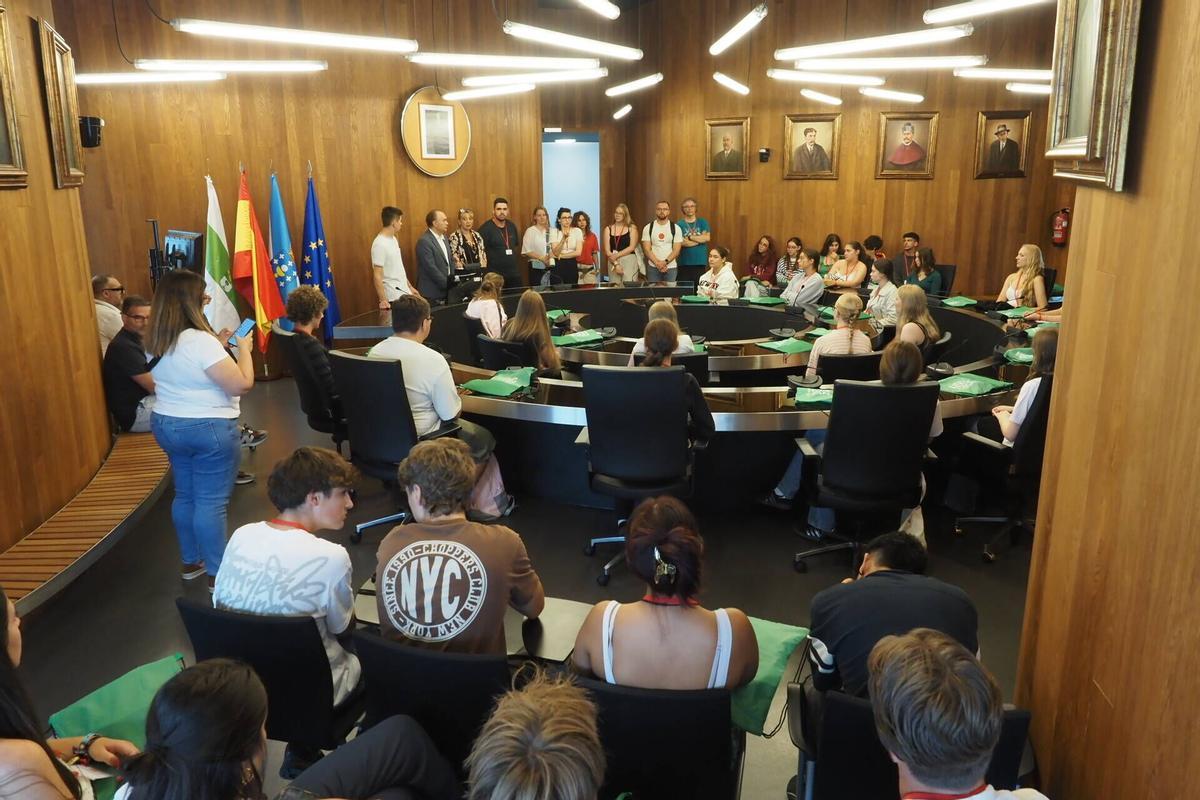 Recepción de los participantes en el "Lalín Saúda" Linden en el Concello de Lalín.