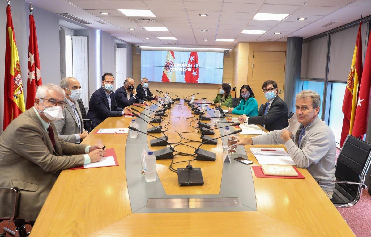 El vicepresidente, consejero de Deportes, Transparencia, y portavoz de la Comunidad de Madrid, Ignacio Aguado (3i); el consejero de Sanidad del Gobierno regional, Enrique Ruiz Escudero (2i); director del Centro de CoordinaciÃ³n de Alertas y Emergencias Sanitarias, Fernando SimÃ³n (1d); el ministro de Sanidad, Salvador Illa (2d); la ministra de PolÃ­tica Territorial y FunciÃ³n PÃºblica, Carolina Darias (3d), entre otras personalidades, durante una reuniÃ³n del Grupo COVID-19 con tÃ©cnicos sanitarios de la Comunidad de Madrid, en la Real Casa de Postas, Madrid (EspaÃ±a), a 24 de septiembre de 2020. Esta es la segunda reuniÃ³n que mantiene el Grupo COVID-19 desde que el presidente del Gobierno, Pedro SÃ¡nchez, y la presidenta de la Comunidad de Madrid, Isabel DÃ­az Ayuso, acordasen la creaciÃ³n de un grupo y agenda para mantener un contacto eficaz entre ambas administraciones, dedicado al seguimiento y respuesta de la evoluciÃ³n de la pandemia, que aborde los asuntos principales que afe