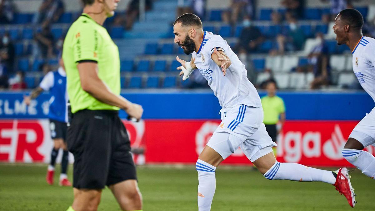 Karim Benzema celebra un gol con el Real Madrid.