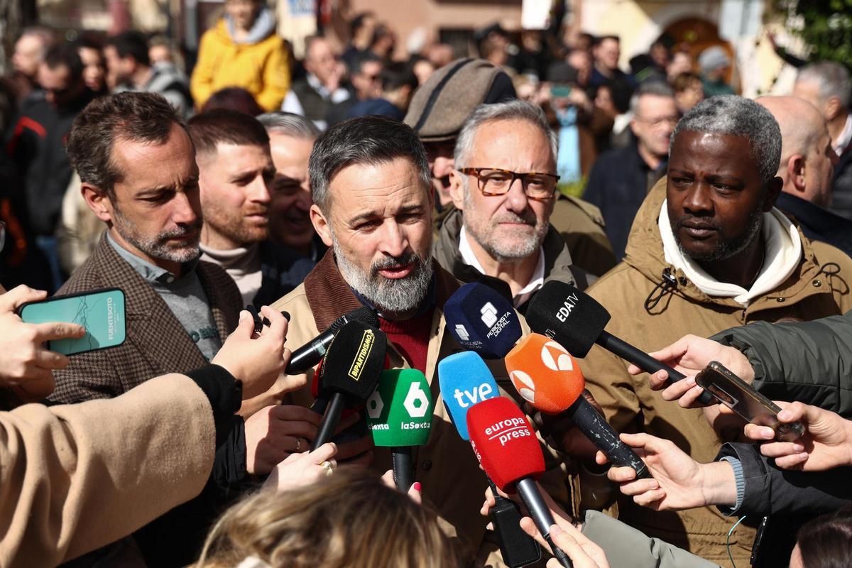 El presidente de VOX, Santiago Abascal (c), atiende a los medios de comunicación tras un acto electoral, a 19 de febrero de 2026, en Peñafiel, Valladolid (España)