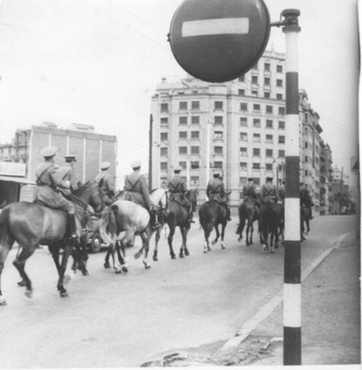 Carrer Marina con Aragó al paso de la policia en el 1959.