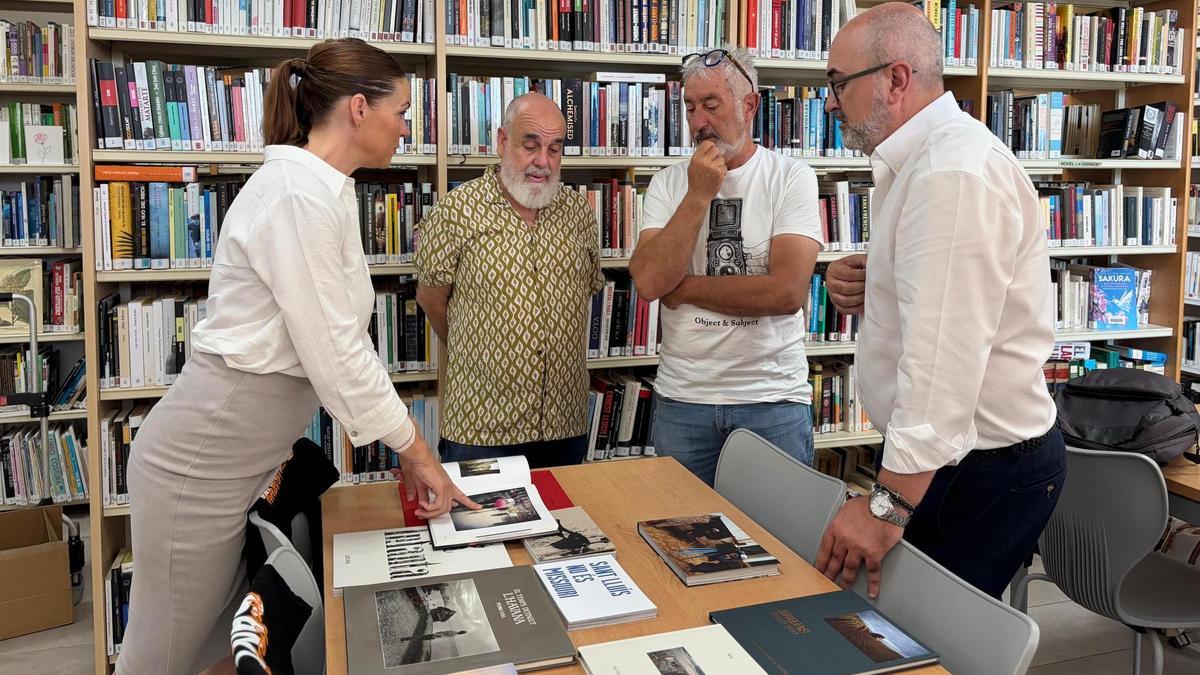 Entrega de los libros en la biblioteca de Sant Jordi
