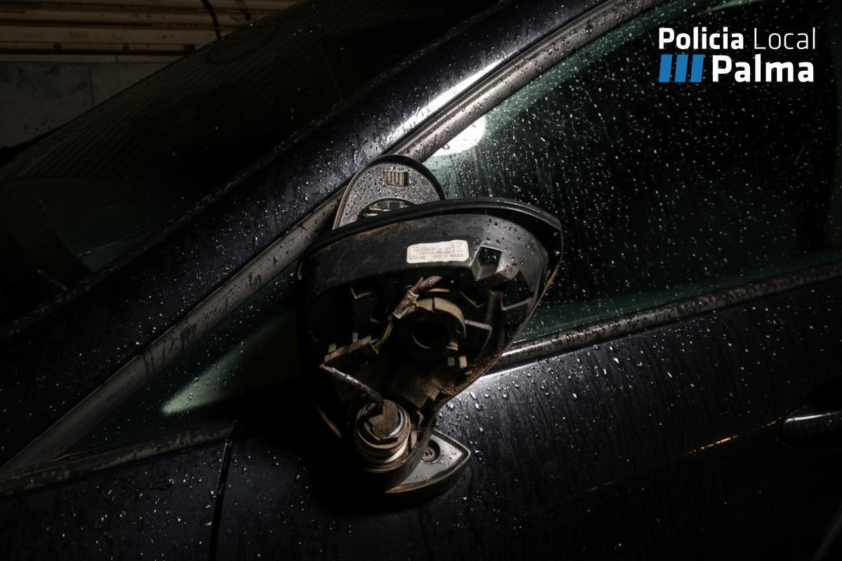 Daños en el retrovisor de uno de los coches afectados.