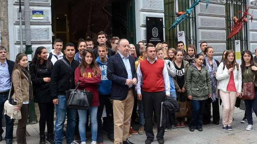 Los alumnos extranjeros y sus profesores, con el alcalde en funciones, Antón Louro. // Rafa Vázquez