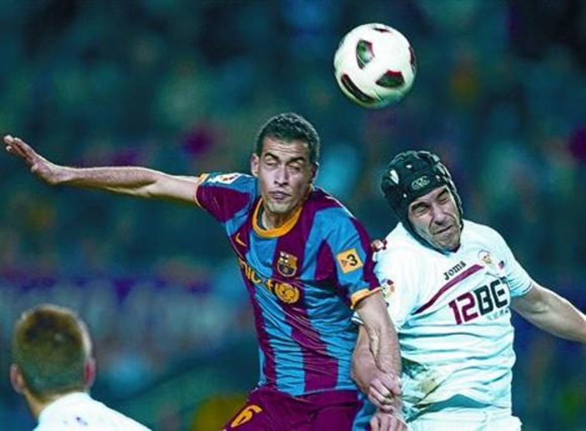 Busquets disputa una pilota amb Negredo, que va jugar amb casc per un tall al cap. Busquets disputa una pilota amb Negredo, que va jugar amb casc per un tall al cap.