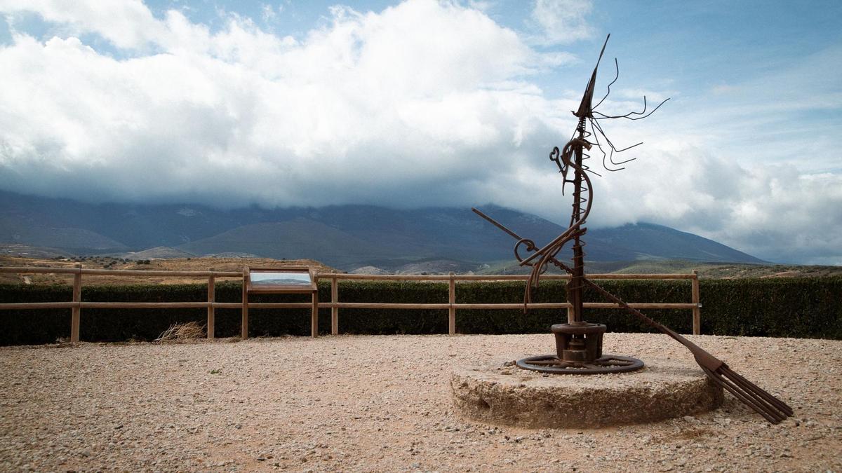 Una de las estatuas que Trasmoz dedica a la Tía Casca, su bruja más célebre.