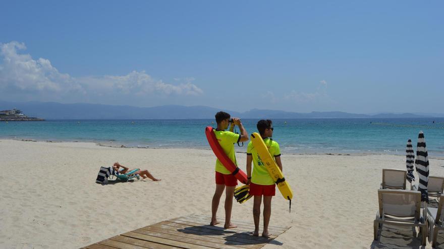 Dos socorristas en la playa de Silgar, donde hubo 934 emergencias