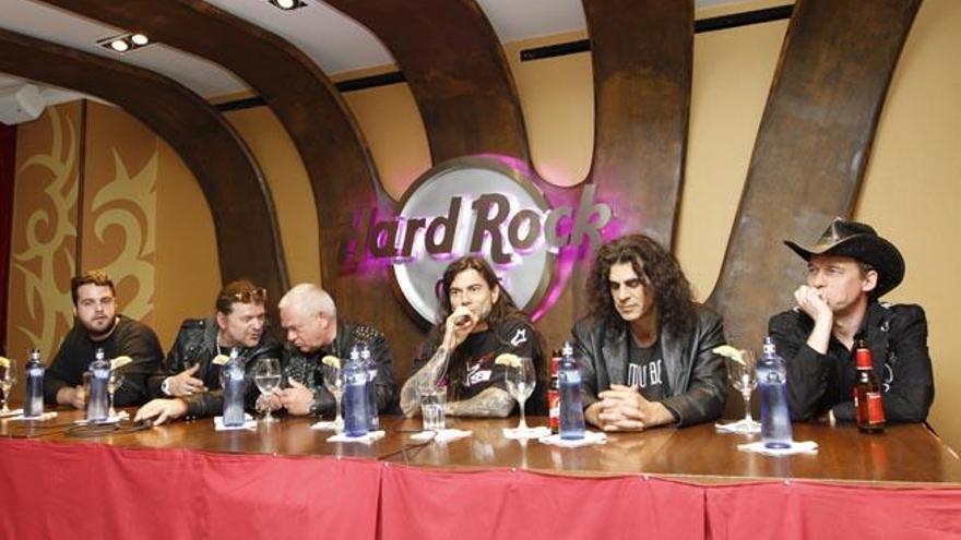 De izquierda a derecha, Guillermo Podevin, Fitty Wienhold, Udo Dirkschneider, Leo Jiménez, Barish Kasiak y Denis Stern en el Hard Rock Café.