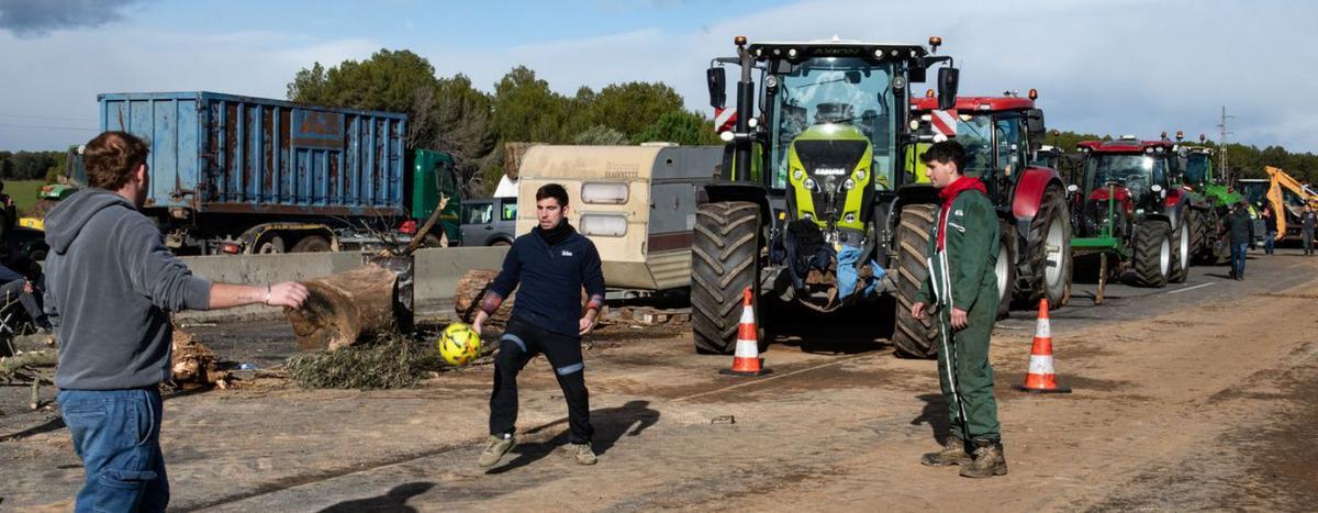 Els agricultors mantenen la protesta i sospesen allargar els talls més dies