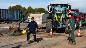 Els agricultors mantenen la protesta i sospesen allargar els talls més dies
