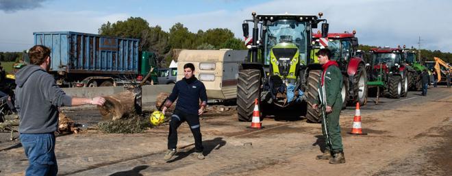 Els agricultors mantenen la protesta i sospesen allargar els talls més dies