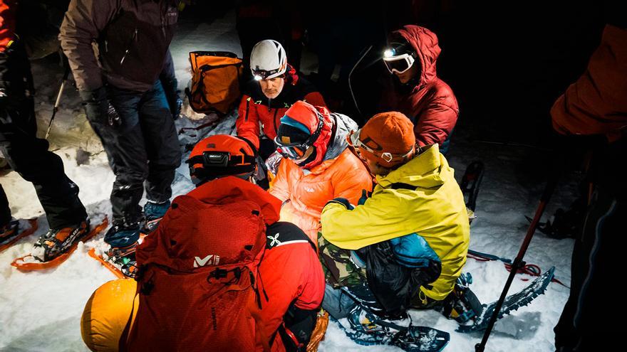 Rescatan en los Picos de Europa a dos personas atrapadas en su coche por la nieve y a otra afectada por hipotermia