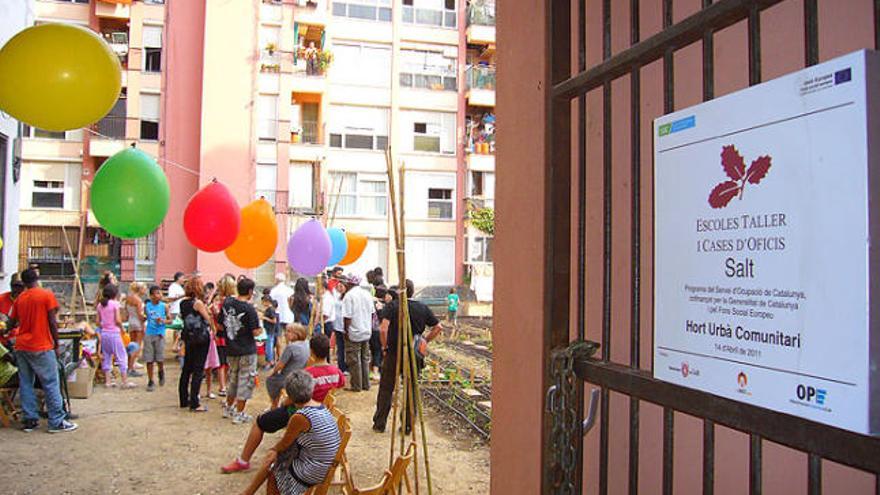 Un grup de visitants ahir a l&#039;hort urbà del carrer Àngel Guimerà.